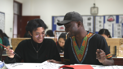 外國(guó)小哥學(xué)習(xí)書法 感嘆中華文化博大精深 誓做中華文化傳播者_(dá)fororder_截圖2